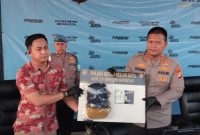 Kapolres Metro Bekasi Kota Kombes Pol Kusumo Wahyu Bintoro (kanan) didampingi jajaran Satreskrim Polres Metro Bekasi Kota menunjukkan barang bukti dalam konferensi pers pengungkapan kasus pencurian sepeda motor Yamaha Fazio dengan modus berpura-pura membantu teman yang motornya mogok, Jumat (19/6/2026).
