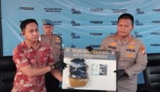Kapolres Metro Bekasi Kota Kombes Pol Kusumo Wahyu Bintoro (kanan) didampingi jajaran Satreskrim Polres Metro Bekasi Kota menunjukkan barang bukti dalam konferensi pers pengungkapan kasus pencurian sepeda motor Yamaha Fazio dengan modus berpura-pura membantu teman yang motornya mogok, Jumat (19/6/2026).
