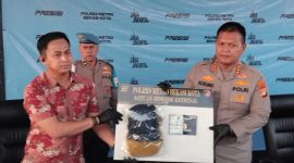 Kapolres Metro Bekasi Kota Kombes Pol Kusumo Wahyu Bintoro (kanan) didampingi jajaran Satreskrim Polres Metro Bekasi Kota menunjukkan barang bukti dalam konferensi pers pengungkapan kasus pencurian sepeda motor Yamaha Fazio dengan modus berpura-pura membantu teman yang motornya mogok, Jumat (19/6/2026).