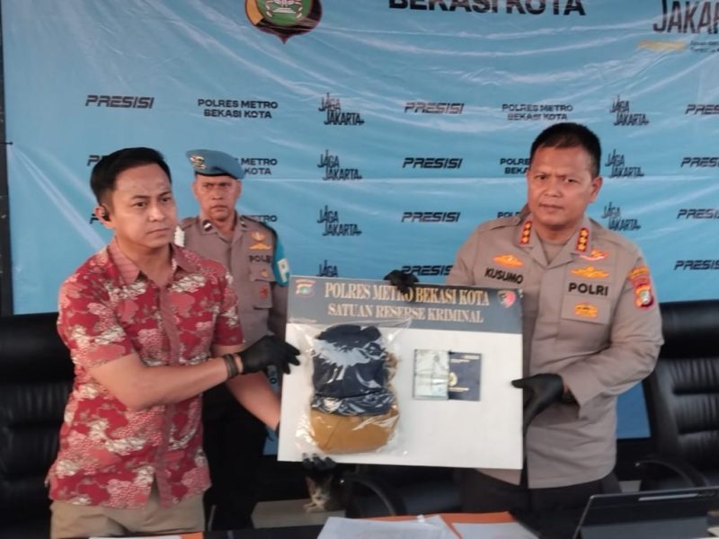 Kapolres Metro Bekasi Kota Kombes Pol Kusumo Wahyu Bintoro (kanan) didampingi jajaran Satreskrim Polres Metro Bekasi Kota menunjukkan barang bukti dalam konferensi pers pengungkapan kasus pencurian sepeda motor Yamaha Fazio dengan modus berpura-pura membantu teman yang motornya mogok, Jumat (19/6/2026).