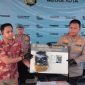 Kapolres Metro Bekasi Kota Kombes Pol Kusumo Wahyu Bintoro (kanan) didampingi jajaran Satreskrim Polres Metro Bekasi Kota menunjukkan barang bukti dalam konferensi pers pengungkapan kasus pencurian sepeda motor Yamaha Fazio dengan modus berpura-pura membantu teman yang motornya mogok, Jumat (19/6/2026).