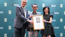 Perwakilan Jasa Marga menunjukkan penghargaan Fortune Southeast Asia 500 Tahun 2026 di Jakarta. Tahun ini, Jasa Marga menempati peringkat ke-180 dan semakin memperkuat posisinya sebagai pemimpin industri jalan tol di Indonesia.