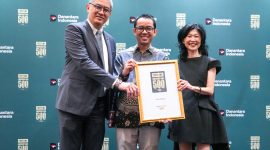 Perwakilan Jasa Marga menunjukkan penghargaan Fortune Southeast Asia 500 Tahun 2026 di Jakarta. Tahun ini, Jasa Marga menempati peringkat ke-180 dan semakin memperkuat posisinya sebagai pemimpin industri jalan tol di Indonesia.
