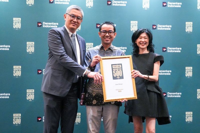 Perwakilan Jasa Marga menunjukkan penghargaan Fortune Southeast Asia 500 Tahun 2026 di Jakarta. Tahun ini, Jasa Marga menempati peringkat ke-180 dan semakin memperkuat posisinya sebagai pemimpin industri jalan tol di Indonesia.