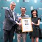 Perwakilan Jasa Marga menunjukkan penghargaan Fortune Southeast Asia 500 Tahun 2026 di Jakarta. Tahun ini, Jasa Marga menempati peringkat ke-180 dan semakin memperkuat posisinya sebagai pemimpin industri jalan tol di Indonesia.
