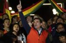 Presiden Bolivia Rodrigo Paz menyapa pendukungnya saat menghadiri kegiatan politik di La Paz. Pemerintah Bolivia menetapkan status darurat nasional selama 90 hari menyusul gelombang protes dan blokade jalan yang berlangsung lebih dari enam pekan.