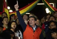 Presiden Bolivia Rodrigo Paz menyapa pendukungnya saat menghadiri kegiatan politik di La Paz. Pemerintah Bolivia menetapkan status darurat nasional selama 90 hari menyusul gelombang protes dan blokade jalan yang berlangsung lebih dari enam pekan.