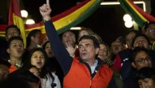 Presiden Bolivia Rodrigo Paz menyapa pendukungnya saat menghadiri kegiatan politik di La Paz. Pemerintah Bolivia menetapkan status darurat nasional selama 90 hari menyusul gelombang protes dan blokade jalan yang berlangsung lebih dari enam pekan.