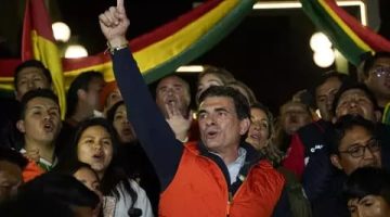 Presiden Bolivia Rodrigo Paz menyapa pendukungnya saat menghadiri kegiatan politik di La Paz. Pemerintah Bolivia menetapkan status darurat nasional selama 90 hari menyusul gelombang protes dan blokade jalan yang berlangsung lebih dari enam pekan.