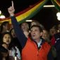 Presiden Bolivia Rodrigo Paz menyapa pendukungnya saat menghadiri kegiatan politik di La Paz. Pemerintah Bolivia menetapkan status darurat nasional selama 90 hari menyusul gelombang protes dan blokade jalan yang berlangsung lebih dari enam pekan.