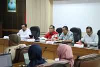 Plt Bupati Bekasi dr. Asep Surya Atmaja memimpin rapat persiapan penertiban pajak air tanah dalam rangka optimalisasi Pendapatan Asli Daerah (PAD) di Ruang Rapat KH Mamun Nawawi, Gedung Bupati Bekasi, Jumat (29/5/2026). Rapat tersebut melibatkan unsur pemerintah, akademisi, mahasiswa, media, organisasi kemasyarakatan, dan tokoh masyarakat guna memperkuat sinergi penggalian potensi pendapatan daerah.