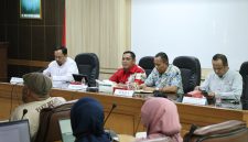 Plt Bupati Bekasi dr. Asep Surya Atmaja memimpin rapat persiapan penertiban pajak air tanah dalam rangka optimalisasi Pendapatan Asli Daerah (PAD) di Ruang Rapat KH Mamun Nawawi, Gedung Bupati Bekasi, Jumat (29/5/2026). Rapat tersebut melibatkan unsur pemerintah, akademisi, mahasiswa, media, organisasi kemasyarakatan, dan tokoh masyarakat guna memperkuat sinergi penggalian potensi pendapatan daerah.