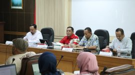 Plt Bupati Bekasi dr. Asep Surya Atmaja memimpin rapat persiapan penertiban pajak air tanah dalam rangka optimalisasi Pendapatan Asli Daerah (PAD) di Ruang Rapat KH Mamun Nawawi, Gedung Bupati Bekasi, Jumat (29/5/2026). Rapat tersebut melibatkan unsur pemerintah, akademisi, mahasiswa, media, organisasi kemasyarakatan, dan tokoh masyarakat guna memperkuat sinergi penggalian potensi pendapatan daerah.
