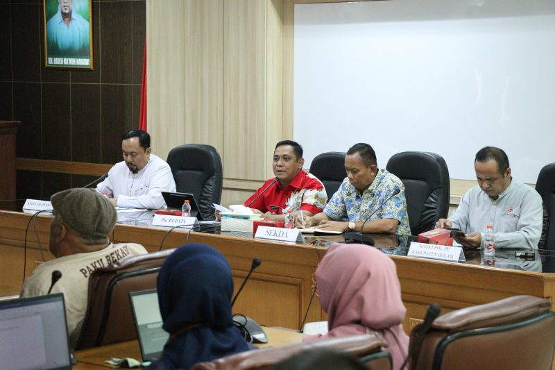 Plt Bupati Bekasi dr. Asep Surya Atmaja memimpin rapat persiapan penertiban pajak air tanah dalam rangka optimalisasi Pendapatan Asli Daerah (PAD) di Ruang Rapat KH Mamun Nawawi, Gedung Bupati Bekasi, Jumat (29/5/2026). Rapat tersebut melibatkan unsur pemerintah, akademisi, mahasiswa, media, organisasi kemasyarakatan, dan tokoh masyarakat guna memperkuat sinergi penggalian potensi pendapatan daerah.