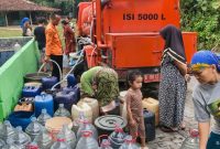 Warga mengantre untuk mendapatkan bantuan air bersih dari mobil tangki BPBD Kabupaten Bekasi di wilayah terdampak kekeringan. Sejak 9 Juni 2026, BPBD telah menyalurkan 65.000 liter air bersih kepada 909 kepala keluarga sebagai upaya memenuhi kebutuhan air bersih selama musim kemarau.