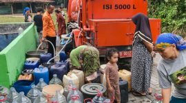 Warga mengantre untuk mendapatkan bantuan air bersih dari mobil tangki BPBD Kabupaten Bekasi di wilayah terdampak kekeringan. Sejak 9 Juni 2026, BPBD telah menyalurkan 65.000 liter air bersih kepada 909 kepala keluarga sebagai upaya memenuhi kebutuhan air bersih selama musim kemarau.