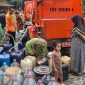 Warga mengantre untuk mendapatkan bantuan air bersih dari mobil tangki BPBD Kabupaten Bekasi di wilayah terdampak kekeringan. Sejak 9 Juni 2026, BPBD telah menyalurkan 65.000 liter air bersih kepada 909 kepala keluarga sebagai upaya memenuhi kebutuhan air bersih selama musim kemarau.