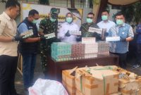 Petugas Kejaksaan Negeri Kota Bekasi memusnahkan barang bukti dari 164 perkara tindak pidana yang telah berkekuatan hukum tetap (inkracht), termasuk narkotika, obat-obatan terlarang, senjata tajam, dan rokok ilegal, sebagai bentuk pelaksanaan putusan pengadilan.