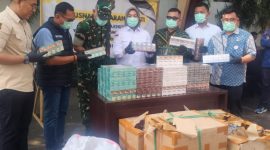 Petugas Kejaksaan Negeri Kota Bekasi memusnahkan barang bukti dari 164 perkara tindak pidana yang telah berkekuatan hukum tetap (inkracht), termasuk narkotika, obat-obatan terlarang, senjata tajam, dan rokok ilegal, sebagai bentuk pelaksanaan putusan pengadilan.