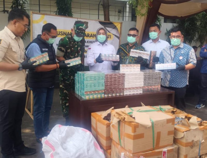 Petugas Kejaksaan Negeri Kota Bekasi memusnahkan barang bukti dari 164 perkara tindak pidana yang telah berkekuatan hukum tetap (inkracht), termasuk narkotika, obat-obatan terlarang, senjata tajam, dan rokok ilegal, sebagai bentuk pelaksanaan putusan pengadilan.