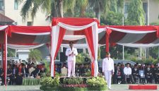 Plt Bupati Bekasi dr. Asep Surya Atmaja bertindak sebagai Inspektur Upacara saat memimpin peringatan Hari Lahir Pancasila Tahun 2026 di Plaza Pemerintah Kabupaten Bekasi, Cikarang Pusat, Senin (1/6/2026). Dalam amanatnya, ia mengajak seluruh elemen masyarakat untuk mengamalkan nilai-nilai Pancasila sebagai fondasi persatuan bangsa dan kontribusi Indonesia dalam mewujudkan perdamaian dunia.