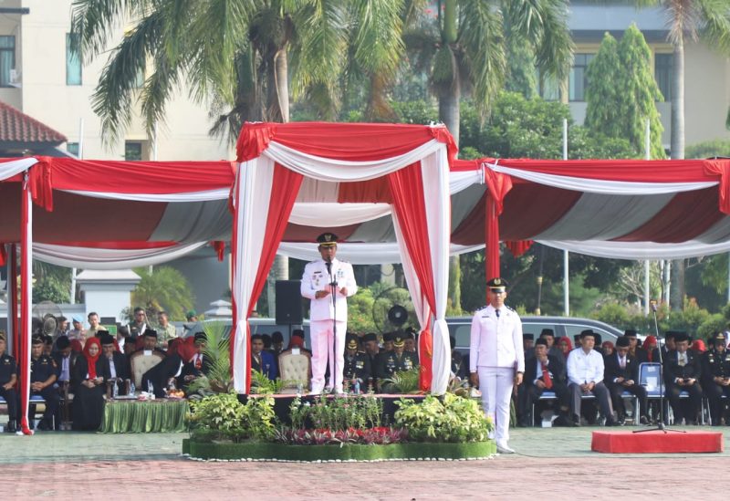 Plt Bupati Bekasi dr. Asep Surya Atmaja bertindak sebagai Inspektur Upacara saat memimpin peringatan Hari Lahir Pancasila Tahun 2026 di Plaza Pemerintah Kabupaten Bekasi, Cikarang Pusat, Senin (1/6/2026). Dalam amanatnya, ia mengajak seluruh elemen masyarakat untuk mengamalkan nilai-nilai Pancasila sebagai fondasi persatuan bangsa dan kontribusi Indonesia dalam mewujudkan perdamaian dunia.