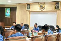 Plt. Bupati Bekasi dr. Asep Surya Atmaja memimpin Rapat Pimpinan (Rapim) Evaluasi di Ruang Rapat Raden Ma’mun Nawawi, Kompleks Pemerintah Kabupaten Bekasi, Cikarang Pusat, Rabu (17/06/2026). Foto: Ike Sopiah.