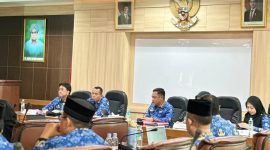 Plt. Bupati Bekasi dr. Asep Surya Atmaja memimpin Rapat Pimpinan (Rapim) Evaluasi di Ruang Rapat Raden Ma’mun Nawawi, Kompleks Pemerintah Kabupaten Bekasi, Cikarang Pusat, Rabu (17/06/2026). Foto: Ike Sopiah.