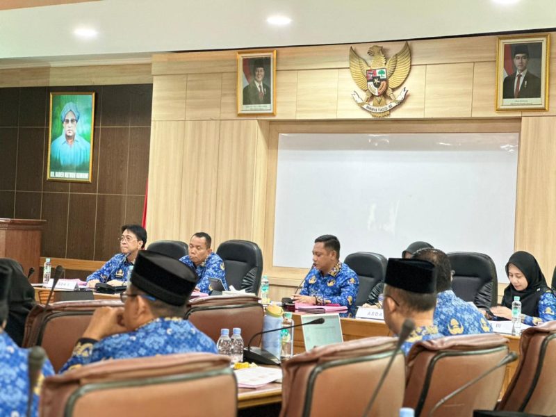 Plt. Bupati Bekasi dr. Asep Surya Atmaja memimpin Rapat Pimpinan (Rapim) Evaluasi di Ruang Rapat Raden Ma’mun Nawawi, Kompleks Pemerintah Kabupaten Bekasi, Cikarang Pusat, Rabu (17/06/2026). Foto: Ike Sopiah.
