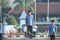 Sekretaris Daerah Kabupaten Bekasi, Endin Samsudin, memimpin Upacara Korpri sekaligus menyerahkan kadeudeuh kepada PNS yang memasuki masa pensiun di Plaza Pemkab Bekasi, Sukamahi, Cikarang Pusat, Kabupaten Bekasi, Rabu (17/06/2022). Foto: Jaja Jaelani.