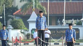 Sekretaris Daerah Kabupaten Bekasi, Endin Samsudin, memimpin Upacara Korpri sekaligus menyerahkan kadeudeuh kepada PNS yang memasuki masa pensiun di Plaza Pemkab Bekasi, Sukamahi, Cikarang Pusat, Kabupaten Bekasi, Rabu (17/06/2022). Foto: Jaja Jaelani.