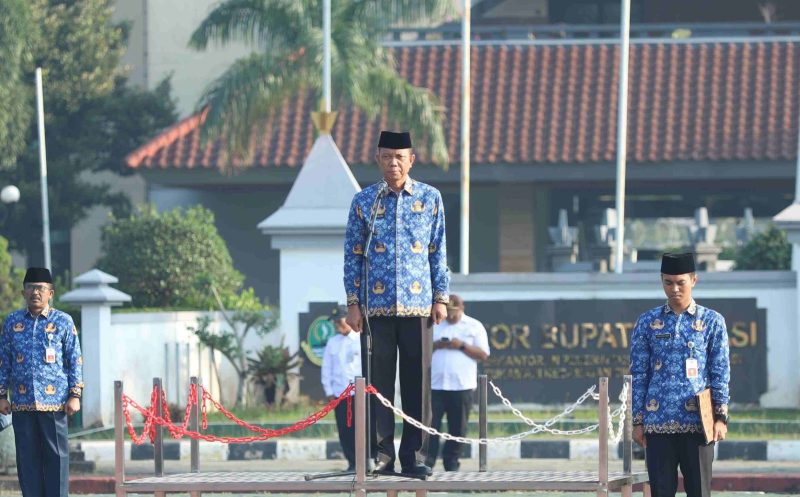 Sekretaris Daerah Kabupaten Bekasi, Endin Samsudin, memimpin Upacara Korpri sekaligus menyerahkan kadeudeuh kepada PNS yang memasuki masa pensiun di Plaza Pemkab Bekasi, Sukamahi, Cikarang Pusat, Kabupaten Bekasi, Rabu (17/06/2022). Foto: Jaja Jaelani.