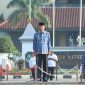 Sekretaris Daerah Kabupaten Bekasi, Endin Samsudin, memimpin Upacara Korpri sekaligus menyerahkan kadeudeuh kepada PNS yang memasuki masa pensiun di Plaza Pemkab Bekasi, Sukamahi, Cikarang Pusat, Kabupaten Bekasi, Rabu (17/06/2022). Foto: Jaja Jaelani.