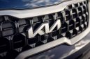 Logo baru Kia terpasang pada grille depan kendaraan. Emblem yang diperkenalkan sejak 2021 ini menjadi simbol transformasi merek menuju penyedia solusi mobilitas masa depan dengan filosofi Symmetry, Rhythm, dan Rising. Foto: Dok. Kia