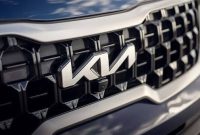 Logo baru Kia terpasang pada grille depan kendaraan. Emblem yang diperkenalkan sejak 2021 ini menjadi simbol transformasi merek menuju penyedia solusi mobilitas masa depan dengan filosofi Symmetry, Rhythm, dan Rising. Foto: Dok. Kia