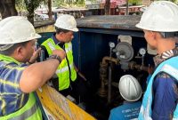 Petugas PT Sinergi Patriot Bekasi (SPB) melakukan inspeksi dan pemeriksaan rutin terhadap fasilitas jaringan gas (Jargas) di kawasan Rawalumbu, Kota Bekasi. Kegiatan ini merupakan bagian dari upaya preventif perusahaan untuk memastikan keamanan infrastruktur, menjaga keandalan pasokan gas, serta menjamin keselamatan masyarakat sebagai pengguna layanan. Foto: Dok. PT Sinergi Patriot Bekasi.