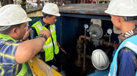 Petugas PT Sinergi Patriot Bekasi (SPB) melakukan inspeksi dan pemeriksaan rutin terhadap fasilitas jaringan gas (Jargas) di kawasan Rawalumbu, Kota Bekasi. Kegiatan ini merupakan bagian dari upaya preventif perusahaan untuk memastikan keamanan infrastruktur, menjaga keandalan pasokan gas, serta menjamin keselamatan masyarakat sebagai pengguna layanan. Foto: Dok. PT Sinergi Patriot Bekasi.