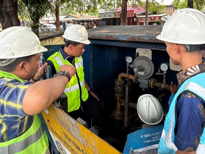Petugas PT Sinergi Patriot Bekasi (SPB) melakukan inspeksi dan pemeriksaan rutin terhadap fasilitas jaringan gas (Jargas) di kawasan Rawalumbu, Kota Bekasi. Kegiatan ini merupakan bagian dari upaya preventif perusahaan untuk memastikan keamanan infrastruktur, menjaga keandalan pasokan gas, serta menjamin keselamatan masyarakat sebagai pengguna layanan. Foto: Dok. PT Sinergi Patriot Bekasi.