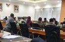 Komisi I DPRD Kota Bekasi menggelar rapat dengar pendapat (RDP) untuk menindaklanjuti dugaan pelecehan verbal yang dilaporkan terjadi di lingkungan Satpol PP Kota Bekasi. Dalam pertemuan tersebut, anggota dewan meminta klarifikasi dari para pihak dan mendorong korban segera menyampaikan laporan resmi kepada BKPSDM agar proses investigasi dapat dilakukan. Foto: Istimewa.