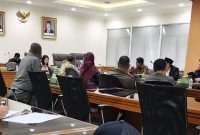 Komisi I DPRD Kota Bekasi menggelar rapat dengar pendapat (RDP) untuk menindaklanjuti dugaan pelecehan verbal yang dilaporkan terjadi di lingkungan Satpol PP Kota Bekasi. Dalam pertemuan tersebut, anggota dewan meminta klarifikasi dari para pihak dan mendorong korban segera menyampaikan laporan resmi kepada BKPSDM agar proses investigasi dapat dilakukan. Foto: Istimewa.
