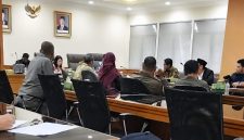 Komisi I DPRD Kota Bekasi menggelar rapat dengar pendapat (RDP) untuk menindaklanjuti dugaan pelecehan verbal yang dilaporkan terjadi di lingkungan Satpol PP Kota Bekasi. Dalam pertemuan tersebut, anggota dewan meminta klarifikasi dari para pihak dan mendorong korban segera menyampaikan laporan resmi kepada BKPSDM agar proses investigasi dapat dilakukan. Foto: Istimewa.