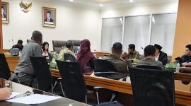 Komisi I DPRD Kota Bekasi menggelar rapat dengar pendapat (RDP) untuk menindaklanjuti dugaan pelecehan verbal yang dilaporkan terjadi di lingkungan Satpol PP Kota Bekasi. Dalam pertemuan tersebut, anggota dewan meminta klarifikasi dari para pihak dan mendorong korban segera menyampaikan laporan resmi kepada BKPSDM agar proses investigasi dapat dilakukan. Foto: Istimewa.