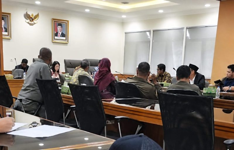 Komisi I DPRD Kota Bekasi menggelar rapat dengar pendapat (RDP) untuk menindaklanjuti dugaan pelecehan verbal yang dilaporkan terjadi di lingkungan Satpol PP Kota Bekasi. Dalam pertemuan tersebut, anggota dewan meminta klarifikasi dari para pihak dan mendorong korban segera menyampaikan laporan resmi kepada BKPSDM agar proses investigasi dapat dilakukan. Foto: Istimewa.