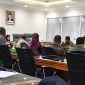 Komisi I DPRD Kota Bekasi menggelar rapat dengar pendapat (RDP) untuk menindaklanjuti dugaan pelecehan verbal yang dilaporkan terjadi di lingkungan Satpol PP Kota Bekasi. Dalam pertemuan tersebut, anggota dewan meminta klarifikasi dari para pihak dan mendorong korban segera menyampaikan laporan resmi kepada BKPSDM agar proses investigasi dapat dilakukan. Foto: Istimewa.