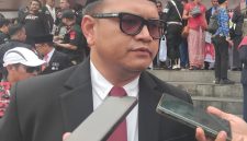 Kepala Dinas Kesehatan Kota Bekasi Hadi Prabowo memberikan keterangan kepada awak media terkait tindak lanjut kasus obat kedaluwarsa di Puskesmas Rawa Tembaga, Kota Bekasi, Senin (17/8/2026).