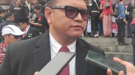 Kepala Dinas Kesehatan Kota Bekasi Hadi Prabowo memberikan keterangan kepada awak media terkait tindak lanjut kasus obat kedaluwarsa di Puskesmas Rawa Tembaga, Kota Bekasi, Senin (17/8/2026).