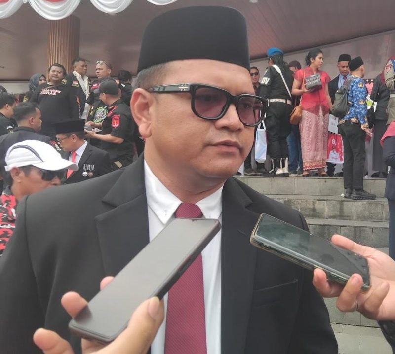 Kepala Dinas Kesehatan Kota Bekasi Hadi Prabowo memberikan keterangan kepada awak media terkait tindak lanjut kasus obat kedaluwarsa di Puskesmas Rawa Tembaga, Kota Bekasi, Senin (17/8/2026).