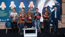 Sejumlah pembicara dan pelaku industri berfoto bersama usai menghadiri forum industri di JIExpo Kemayoran, Jakarta. Diskusi menyoroti perkembangan teknologi, metalurgi, dan penguatan industri logam Indonesia.