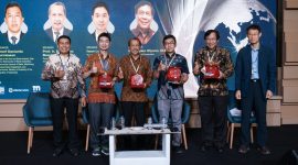 Sejumlah pembicara dan pelaku industri berfoto bersama usai menghadiri forum industri di JIExpo Kemayoran, Jakarta. Diskusi menyoroti perkembangan teknologi, metalurgi, dan penguatan industri logam Indonesia.