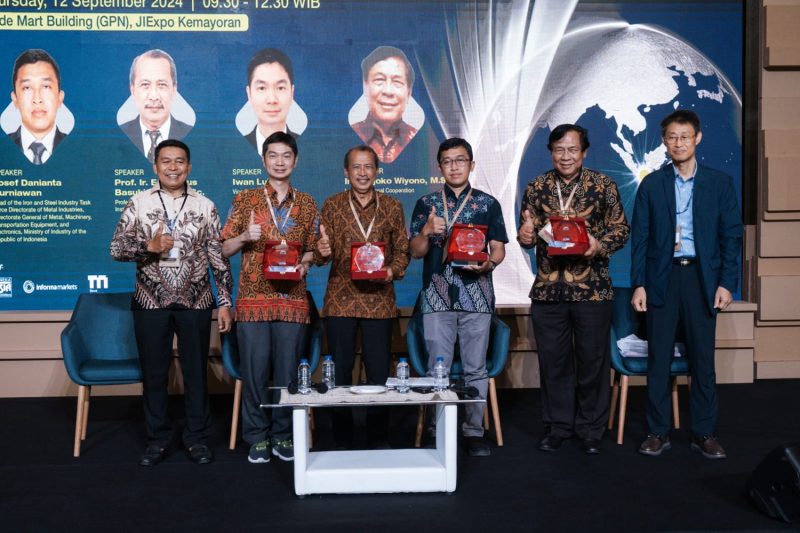 Sejumlah pembicara dan pelaku industri berfoto bersama usai menghadiri forum industri di JIExpo Kemayoran, Jakarta. Diskusi menyoroti perkembangan teknologi, metalurgi, dan penguatan industri logam Indonesia.